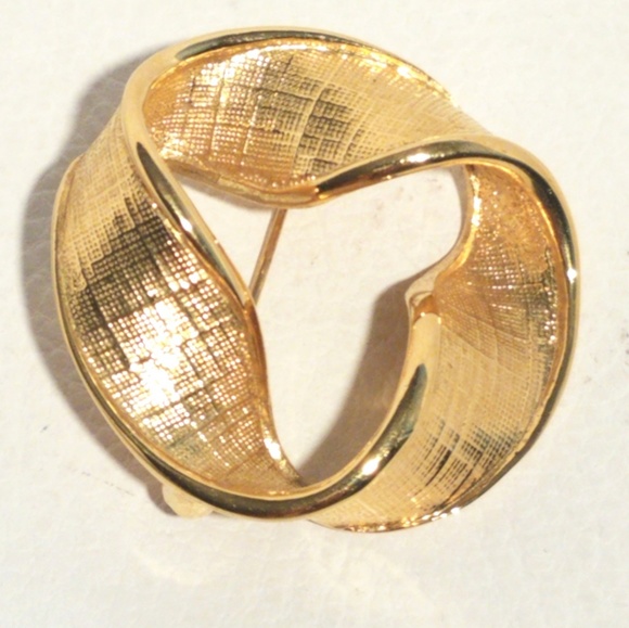 Napier Jewelry - Vintage Napier Ribbon Circle Wreath Pin Brooch